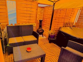 Résidence CAENEE, le dépaysement Naturiste en été avec l'atypique studio climatisé "vintage" en sous pente, sa "paillote" avec jacuzzi, entouré de verdure, planchagrill, transats, vélos gratuits, wifi 5G, Travel Proud LGBTQI, chiens admis - Marseillan - 9