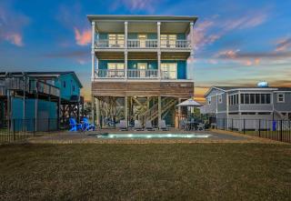 Oak Island Escape with Saltwater Pool, Walk to Beach - Oak Island - 9