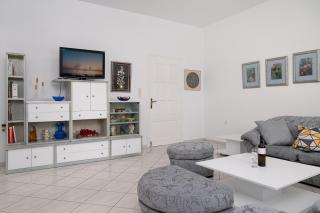 GARDEN HOUSE APARTMENT - 1