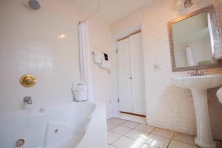 Inn on Charlotte Boutique Hotel - 1