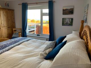 Moneydarragh Cottage with uninterrupted mountain and sea views- Hot tub available for hire - Annalong - 2