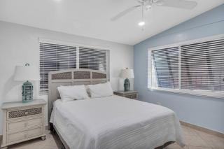 Villa Bella Newly Remodeled With Private Dock and Pool & Cabana Club Access - 7 night minimum stay - 2