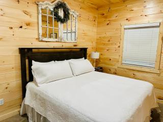Knotty Squirrel Cabins - Mountain View - 7