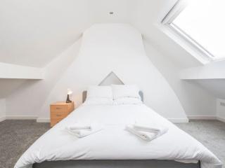 Spacious 4 Bedroom Character Home in Pontcanna - 9