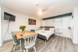 10 Boutique Studio Apartment near Tube - quiet location - Little Missenden - 0