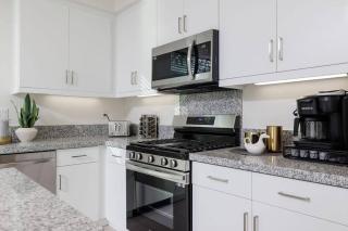 Near Coachella and Stagecoach Palm Springs , PGA resort Villa ,Golf, community pool, gym - La Quinta - 3