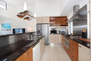 Stylish Beachside Holiday Penthouse - Coolum Beach - 7