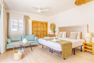 Boutique Beach Villa by Lanzarote Retreats - Private Pool - 1 min walk to Sea Pool - 2