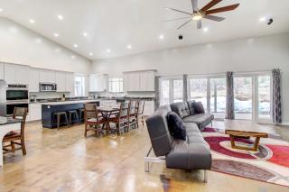 Pinetop-Lakeside Home with Private Hot Tub and Bar - 7