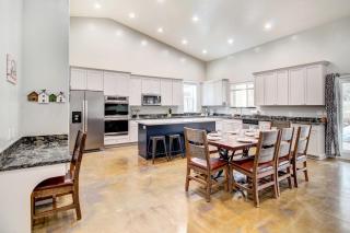 Pinetop-Lakeside Home with Private Hot Tub and Bar - Lake of the Woods - 6