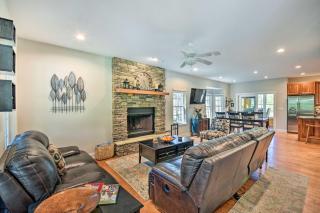 Helen Retreat with Hot Tub, 2 Mi to Downtown! - Helen - 7