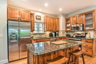 Helen Retreat with Hot Tub, 2 Mi to Downtown! - Helen - 3