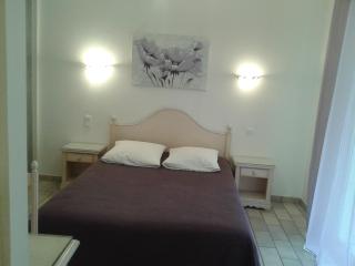Chambres "Blanches" , bâtiment secondaire hotel la Caravelle, vue jardin - 1