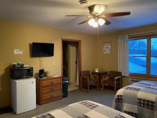 Little Bluff Inn - - 3