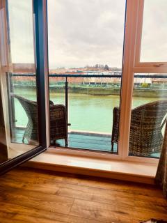 Luxury Riverfront Apartment - Newport - 7