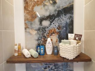 Beautiful Double En-suite Room, separate entrance, Ilford, Central line Gants Hill, free parking - Ilford - 2