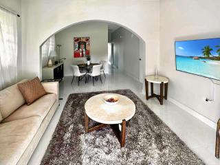 Breathtaking 2-Bedroom Beachside Apartment - San Juan - 5