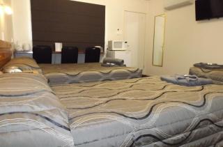Three Moon Motel - Monto - 8