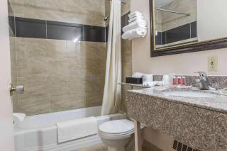 Super 8 by Wyndham Pembroke - Pembroke - 4
