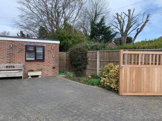 Self contained annex with bedroom bathroom sitting room and kitchenette - Emsworth - 8