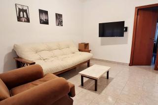 Casa familiar con parrilla y patio compartido - Tandil - 9