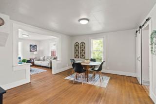 2-Bedroom Bungaloo nestled close to Urban Centers - Vancouver - 2