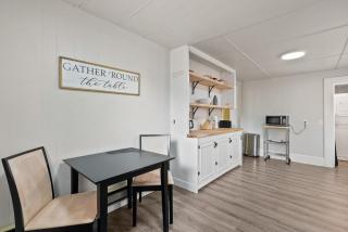 2-Bedroom Bungaloo nestled close to Urban Centers - Vancouver - 1