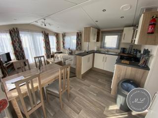 Palm Grove 183 - Golden Palm - Pet friendly, WiFi, central heating, bed linen - Meadow Lakes Caravan & Lodge Hire - Chapel Saint Leonards - 1