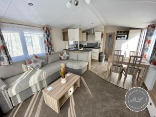 Palm Grove 183 - Golden Palm - Pet friendly, WiFi, central heating, bed linen - Meadow Lakes Caravan & Lodge Hire - Chapel Saint Leonards - 2