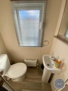 Palm Grove 183 - Golden Palm - Pet friendly, WiFi, central heating, bed linen - Meadow Lakes Caravan & Lodge Hire - Chapel Saint Leonards - 9