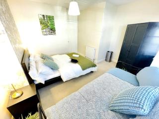 Elegant London home with Free 5G Wi-Fi, Garden, Workspace, Free Parking, Full Kitchen - 9