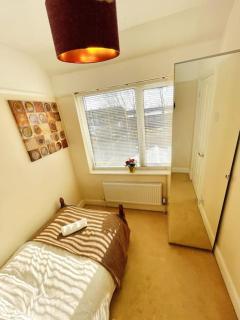 Elegant London home with Free 5G Wi-Fi, Garden, Workspace, Free Parking, Full Kitchen - 2