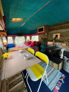 The Cwtch Peace & quiet surrounded by nature in complete privacy with rustic charm, log burner, comfy bed, fire pit, campers kitchen, beautiful surroundings - Narberth - 4