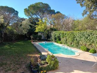 studio charmant et calme villeneuve les avignon entrée et cour indépendantes climatisation piscine parking - Villeneuve-lès-Avignon - 0