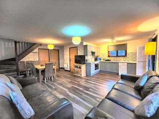 BlueBell 16-Hot Tub-Woodland Lodges-Pembrokeshire - Carmarthen - 4