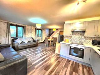 BlueBell 16-Hot Tub-Woodland Lodges-Pembrokeshire - Carmarthen - 6