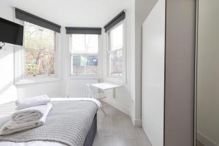 Lovely Private Room and Shower At Anson Hotel - London - 7