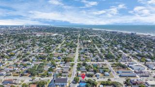 Summer Bliss 3BR Home, Walk to Beach Master Suite Sleeps 9 - 2