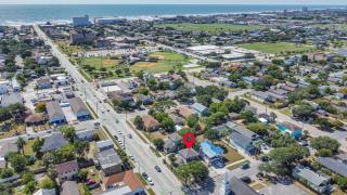 Summer Bliss 3BR Home, Walk to Beach Master Suite Sleeps 9 - 5