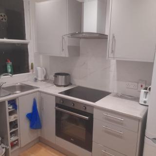 Self-contained flat on the 2nd floor you will share with one other guest, in a family house 2 minutes walk from TUFNELL PARK STATION 2nd floor with stairs - Londra - 1