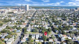 Newly Renovated Historical Galveston Home - 8 min walk to beach! - 6