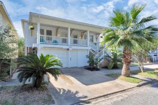 Historical Galveston Home - 2 min Drive to Sand and Seawall! - 6