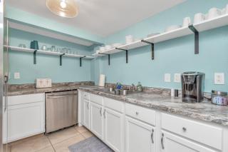 Sleep a Group of 7 in this Spacious Galveston Studio - Minutes to Beach! - 5