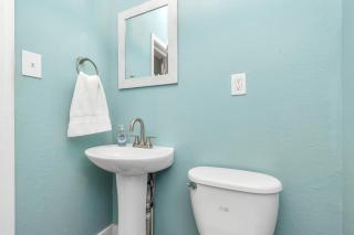 2 Kitchens,2 Living Rooms,4 Bedrooms-Close to all! - 5