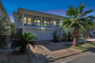 Sleeps 19! 3 Kitchens, LR's, 4 BR 4.5 BTH - Beauty - Galveston - 0