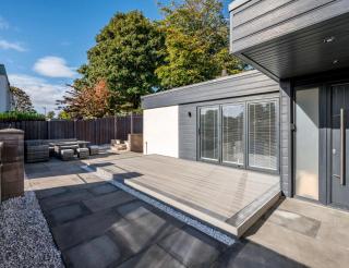 THE SCHOOL HOUSE, 3 bed bungalow with TV's in all rooms, 2 double rooms and one queen size where the bed can be split into 2 twin beds, 2 bathrooms, fully equipped kitchen, FREE off street parking, WiFi, long stay rates available with HONEYCOMB HOSTS - 2