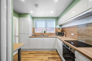 THE SCHOOL HOUSE, DUNDEE- 3 bed bungalow TV's in all rooms, 2 double rooms and one queen size where the bed can be split into 2 twin beds, 2 bathrooms, fully equipped kitchen, FREE off street parking, WiFi, long stay rates available with HONEYCOMB HOSTS - Broughty Ferry - 5
