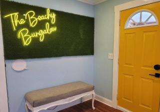 The Beachy Bungalow w/King Bed, near Dtwn & Beach - Sint-Petersburg - 4