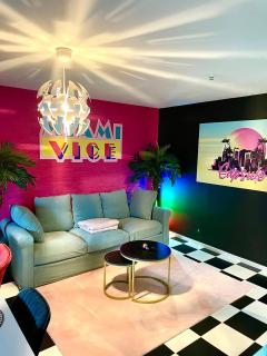 Capsule Miami Vice - Jacuzzi - Billard - Ecran cinéma & Netflix - Ping-Pong - Nintendo & Jeux- - 4