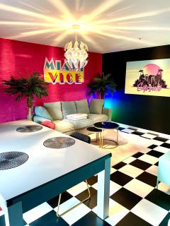 Capsule Miami Vice - Jacuzzi - Billard - Ecran cinéma & Netflix - Ping-Pong - Nintendo & Jeux- - 2